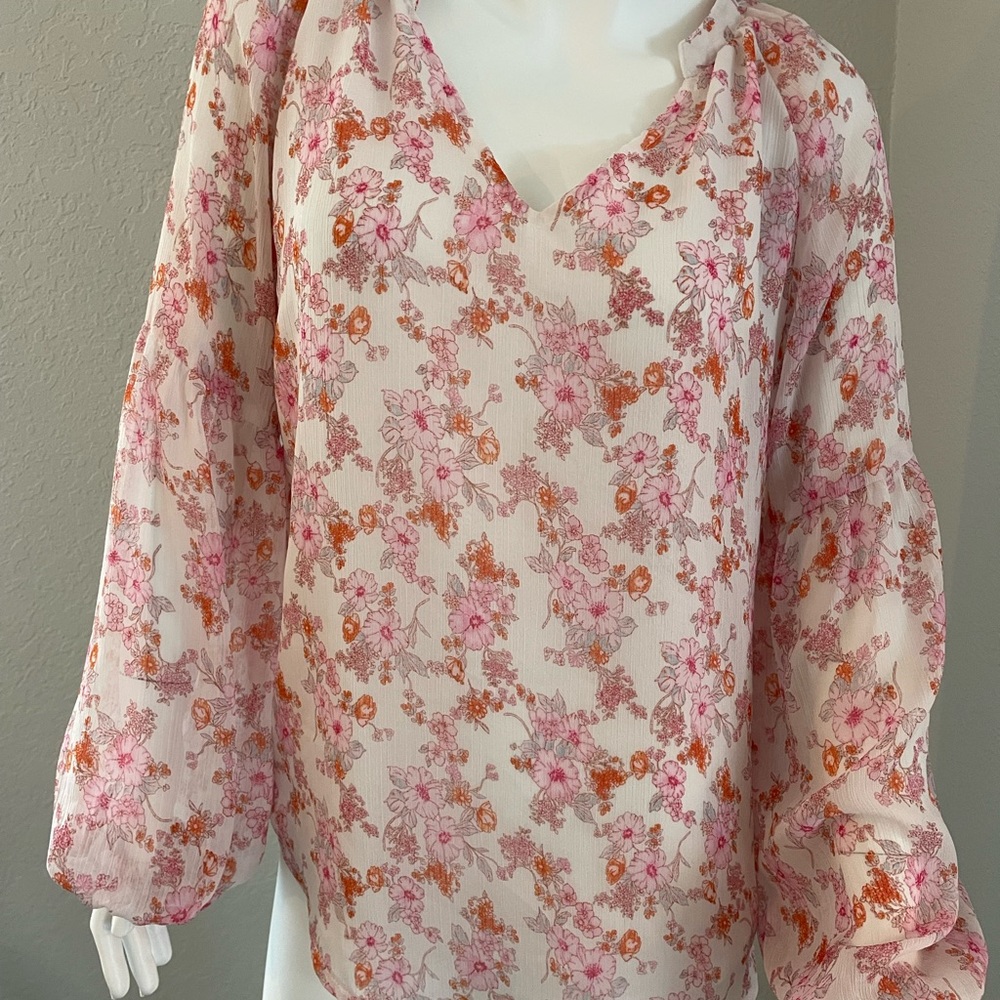 Beautiful blouse - Picture 3 of 5